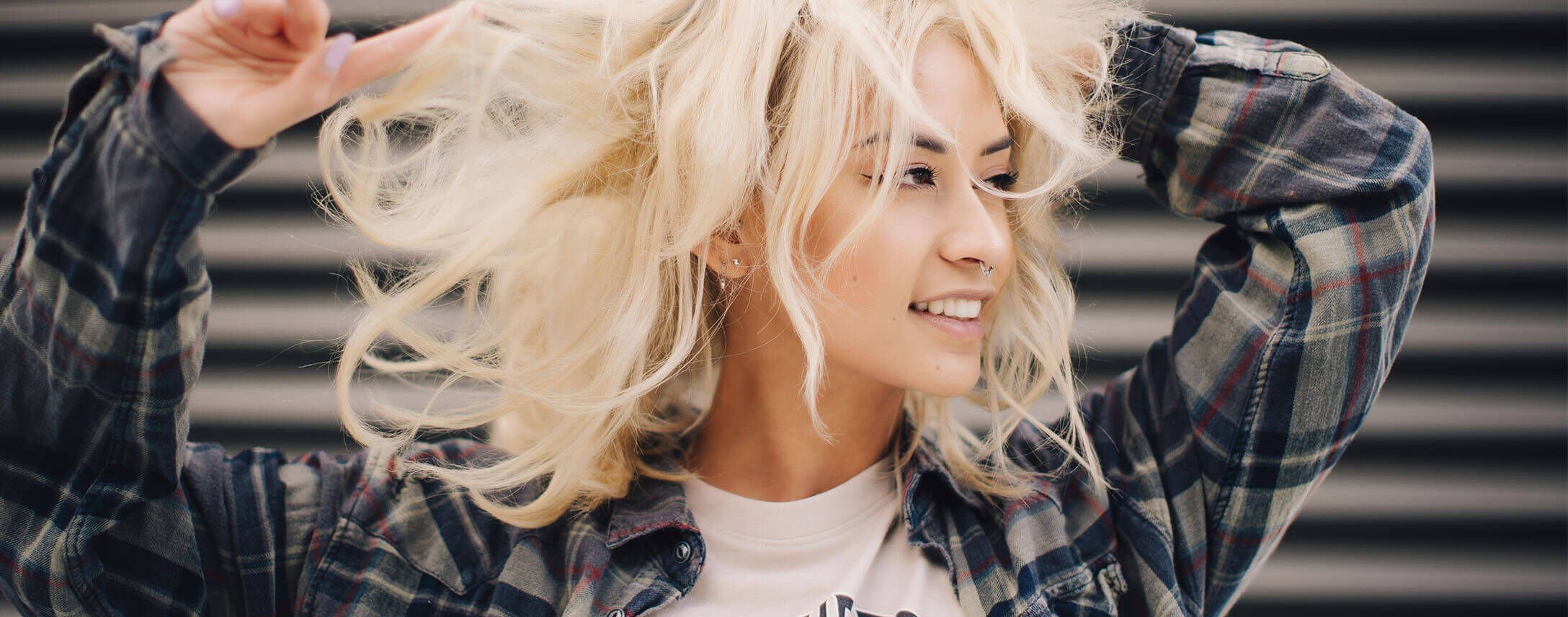Toning shampoo for all hair colours.